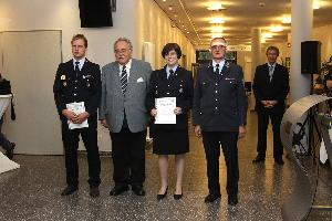 Bild: Ellen Schmitt, Markus Thomas Blum, Sascha Woll, Marco Thull, Sandra Leibfried und Dominik Raber wurden zur Oberfeuerwehrfrau / zum Oberfeuerwehrmann befördert (nicht vollzählig)