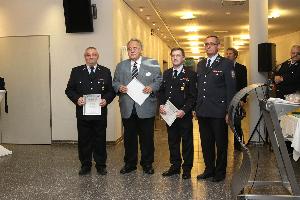 Bild: Peter Leist, Lars Eisenbeis und Karl Paul wurden zum Hauptlöschmeister befördert (nicht vollzählig)