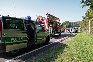 Bild: Feuerwehr und Polizei an der Einsatzstelle auf der Autobahn A1