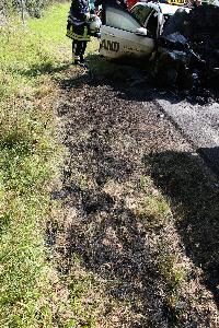 Bild: Das Feuer hatte bereits auf den Seitenstreifen übergegriffen