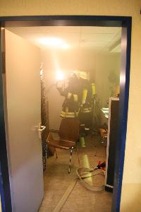 Bild: Einsatzkräfte unter schwerem Atemschutz in dem verqualmten Regieraum