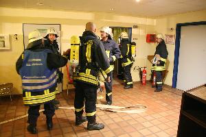 Bild: Einsatzkräfte vor dem Regieraum in der Wiesbachhalle