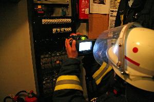 Bild: Kontrolle der Einsatzstelle mit der Wärmebildkamera