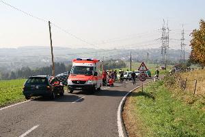 Bild: Rettungskräfte auf der L 141 zwischen Humes und Wiesbach