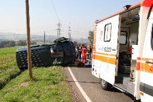 Bild: Ein mit einer 4-köpfigen Familie besetzter Minvan überschlug sich nach der Kollision mit einem entgegenkommenden Fahrzeug