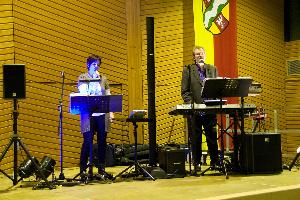 Bild: Für gute Unterhaltung sorgte Alleinunterhalter Armin Bommer mit seiner Frau Gisela