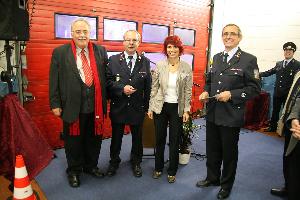 Bild: Landrätin Cornelia Hoffmann-Bethscheider übergab die Fahrzeugschlüssel an Löschbezirksführer Wolfgang Braun (zweiter von Links) und Wehrführer Hermann Josef Recktenwald (rechts)