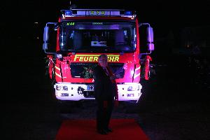 Bild: Bürgermeister Firtz-Hermann Lutz zeigt auf den Namen der Taufpatin, der an der Fahrzeugfront angebracht ist