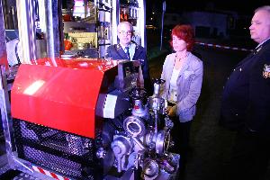 Bild: Landrätin Cornelia Hoffmann-Bethscheider ließ sich Fahrzeug und Beladung erklären