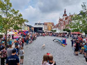 Bild: Viele Besucher waren zum 150. Geburtstag zur Feuerwehr auf den Marktplatz gekommen.