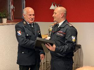 Bild: Danksagung an BM Helmut Ruschel der nach 53 Jahren Feuerwehrdienst in die Alterswehr verabschiedet wurde.