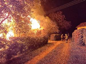 Bild: Nächtlicher Vollbrand eines Carports mit Pkw und Brennholzlager in Habach