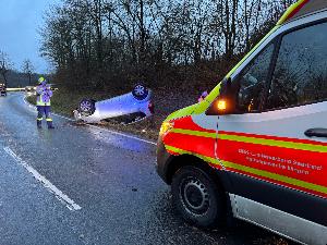 Bild: Fahrzeug überschlägt sich zwischen Dirmingen und Wustweiler