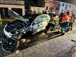 Bild: Auslaufende Betriebsstoffe nach Verkehrsunfall in der Dirminger Straße
