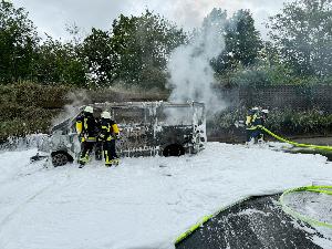 Bild: Kleinbus gerät auf der Autobahn in Brand