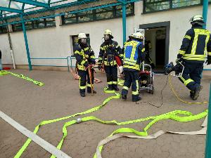 Bild: Vorbereitung der Belüftung (taktische Ventilation) zum Entfernen des Brandrauches aus dem Gebäude