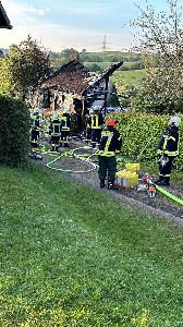 Bild: Nächtlicher Vollbrand eines Carports mit Pkw und Brennholzlager in Habach