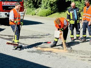 Bild: Auslaufende Betriebsstoffe nach Verkehrsunfall in der Illinger Straße