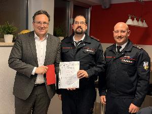 Bild: OFM Andreas Ney wurde für 20 Jahre Mitgliedschaft durch Bürgermeister Dr. Andreas Feld geehrt.