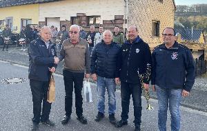 Bild: Hans Jürgen Olliger, Bernd Erberich, Jörg Olliger und Eric Holzer gratulieren mit einem Präsent