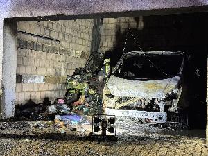 Bild: Brand eines Pkw in einer Garage in der Hierscheider Straße
