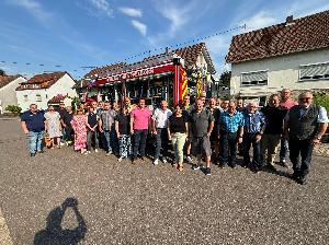 Bild: Der Gemeinderat Eppelborn mit dem von ihm genehmigten neuen TLF 3000