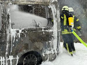 Bild: Kleinbus gerät auf der Autobahn in Brand