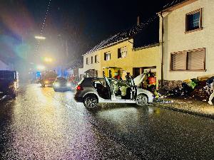 Bild: Auslaufende Betriebsstoffe nach Verkehrsunfall in der Dirminger Straße