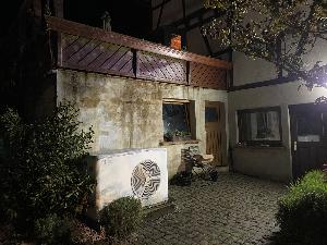 Bild: Nächtlicher Vollbrand eines Carports mit Pkw und Brennholzlager in Habach