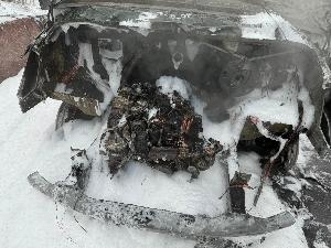 Bild: Kleinbus gerät auf der Autobahn in Brand