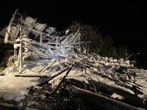 Bild: Nächtlicher Vollbrand eines Carports mit Pkw und Brennholzlager in Habach