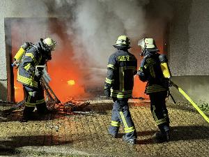 Bild: Brand eines Pkw in einer Garage in der Hierscheider Straße
