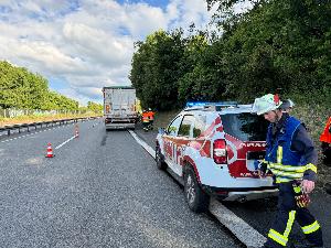 Bild: Auslaufende Betriebsstoffe nach technischem Defekt auf der Autobahn A1