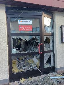 Bild: Die beschädigte Eingangstür zum Automatenraum