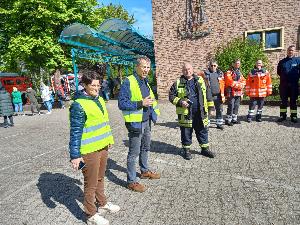Bild: V. li.: die stellv. Rektorin Frau Becker-Kühn, der Rektor Herr Engel, LB-Führer Heino Molter, DRK Eppelborn mit Vorsitzenden Jörg Leist und Team