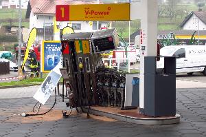 Bild: Beschädigte Tanksäule an der Tankstelle in der Rathausstraße in Eppelborn