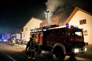 Bild: Dichter Rauch dringt aus dem Wohnhaus in der Straße "Zum Hirschberg"