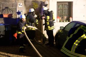 Bild: Ein Trupp bereitet sich für den Innenangriff vor