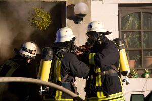 Bild: Ein Trupp bereitet sich für den Innenangriff vor