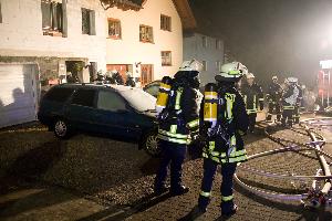 Bild: Einsatzkräfte vor dem Anwesen in der Straße "Zum Hirschberg"