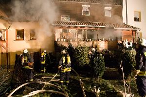 Bild: Auch aus den Fenster im rückwärtigen Gebäudeteil dringt dichter Brandrauch