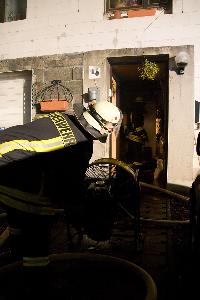 Bild: Einsatz der Überdrucklüfter vor dem Gebäudeeingang