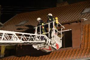 Bild: Ein Trupp mit Atemschutzgeräten im Korb der Drehleiter