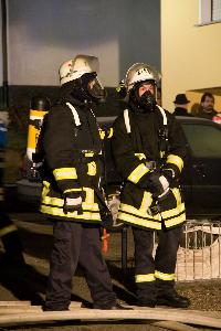 Bild: Ein Rettungstrupp steht vor dem Gebäude in Bereitschaft