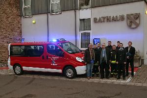 Bild: Bürgermeister Fritz-Hermann Lutz und Wehrführer Hermann Josef Recktenwald übergaben das neue Fahrzeug vorm Eppelborner Rathaus an die Kameraden aus Habach
