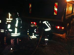 Bild: Bergung des Fahrzeugs am Abend