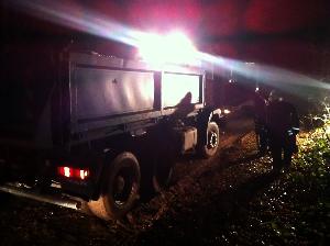 Bild: Mit dem Fahrzeug eines ortsansässigen Bauunternehmens gelang schließlich die Bergung