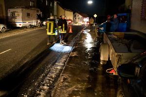Bild: Das Wasser war auf dem Gehweg gefroren und bildete eine dicke Eisschicht