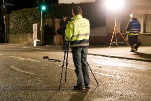 Bild: Mitarbeiter der Unfallforschung bei der Unfallaufnahme