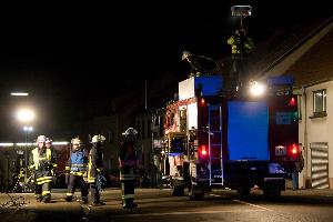 Bild: Die Feuerwehr sperrte die Unfallstelle und unterstützte die Unfallaufnahme